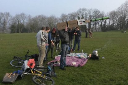 Mirando el eclipse, en Bristol. Claire Hayhurst | AP