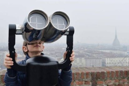 Mirando el eclipse con potentes binoculares especiales. ALESSANDRO DI MARCO | EFE