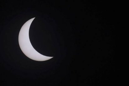 La luna empieza a tapar el sol, este viernes en Northumberland, Inglaterra. AP / OWEN HUMPHREYS