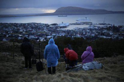 Esperando el eclipse en una colina en Torshavn, capital de las islas Feroe. Matt Dunham | AP