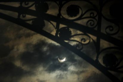 Las farolas modernistas del paseo de Gracia, en Barcelona, ante el eclipse. JORDI COTRINA