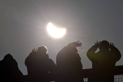 Observadores del eclipse en St Ausell en Conrwall, Inglaterra. Ben Birchall | AP
