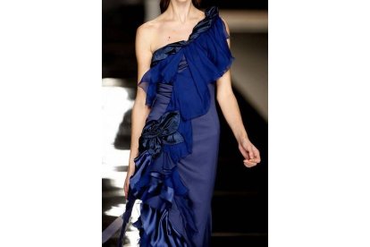 Sin perder su toque flamenco, que se puede ver en los detalles floreados, ondas y volantes, los diseñadores apostaron por vestidos de corte asimétrico y rectos, con mezclas de texturas.