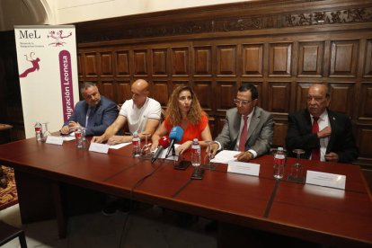 El museo virtual fue presentado hoy por la directora, Nuria Alonso, que junto con el presidente de la Agrupación Leonesa en México estuvo acompañada también por el presidente de la Diputación Provincial, el alcalde de León y el director de Acción Exterior de la Junta. FERNANDO OTERO PERANDONES