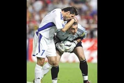 Zagorakis besa a Nikopolidis cuando ya veían de cerca el triunfo. El compromiso y la humildad fueron dos de las principales virutdes del combinado heleno.
