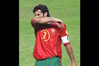 Figo vivió su noche más amarga, perdiendo el partido más importante de su carrera en casa y con el feo gesto de un espontáneo que le lanzó una bandera del Barça.