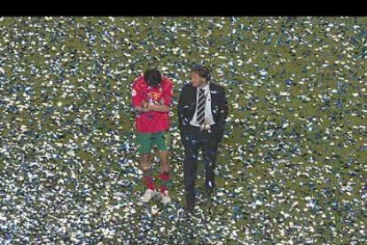 El golpe para Portugal ha sido grande. Postiga se retira cabizbajo mientras los confetti indican el título griego.