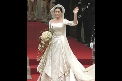 La novia, vestida con un traje del diseñador danés Uffe Frank, saluda a sus súbditos.