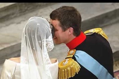 La boda, que se celebró siguiendo el rito luterano y duró una hora, fue oficiada por el obispo de Copenhague, Eik Normann Svendsen.