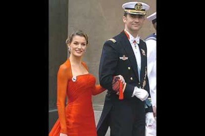Al enlace asistieron 800 invitados, incluidos miembros de 23 casas reales, entre los que el príncipe Felipe y su prometida, Letizia Ortiz, que causó sensación con un espectacular modelo de Caprile.