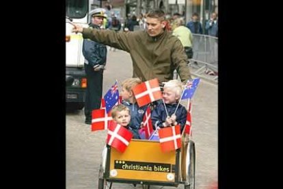 Los espectadores pudieron seguir el paseo en carroza de los novios desde la catedral hasta el palacio Real de Amalienborg.