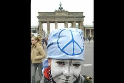 Un joven alemán protesta contra la guerra frente a la Puerta de Brandenburgo en Berlín. Alrededor de 50.000 estudiantes se manifestaron en las calles de la capital alemana.