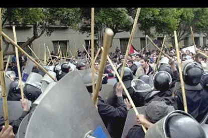 Policías egipcios cargan contra los manifestantes reunidos contra el ataque a Irak en la ciudad de El Cairo.