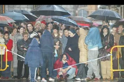 La procesión del martes santo se midió por el número de paragüas con los que el público se resguardó de la lluvia.