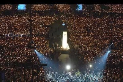 Mientras que en toda China se vive un ambiente de presión policial, Hong Kong, debido a su régimen especial dentro del país asiático, ha podido celebrar manifestaciones multitudinarias en recuerdo de los muertos de hace 15 años.