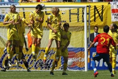 El primero lo convirtió el asturiano en un lanzamiento de falta que, tras tocar en la barrera, despistó al portero de Ucrania, Shokovsky.