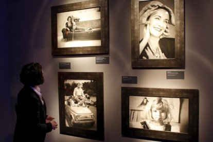 Imágenes en blanco y negro y color de la exposición 'Ouka Leele inédita'. PACO CAMPOS