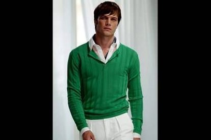 ...que camina por la vida con aire decidido. Nada que ver con la propuesta de Trussardi, que goza de jugar con la ambigüedad.
