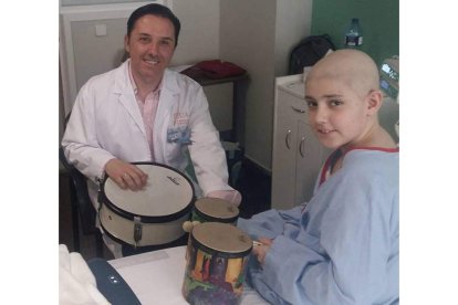 El músico leonés, en una sesión de musicoterapia en Oncología Pediátrica en Alicante. DL