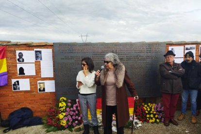 Olga Rodríguez con la nuera de Benigno Esteban Vecino. GAITERO