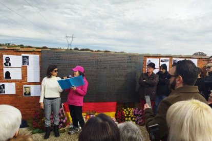 Acto de colocación de una placa para recordar a los represaliados en la Guerra Civil, este sábado en el cementerio de Villadangos. GAITERO