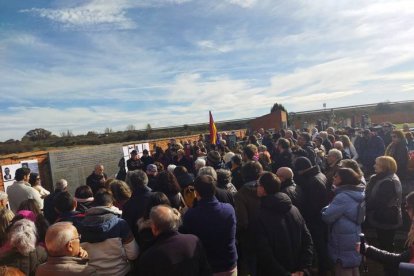 Acto de colocación de una placa para recordar a los represaliados en la Guerra Civil, este sábado en el cementerio de Villadangos. GAITERO
