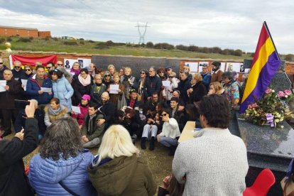 Acto de colocación de una placa para recordar a los represaliados en la Guerra Civil, este sábado en el cementerio de Villadangos. GAITERO