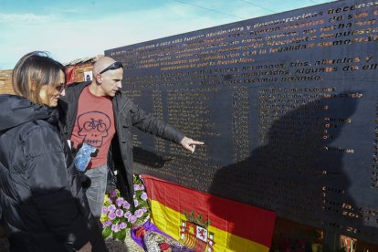 Acto de colocación de una placa para recordar a los represaliados en la Guerra Civil, este sábado en el cementerio de Villadangos. EFE / J. CASARES