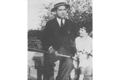 De niña, con su padre.