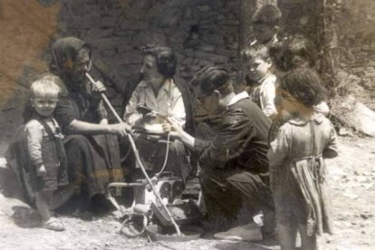 Encuestando en Aliste, en los años cincuenta.