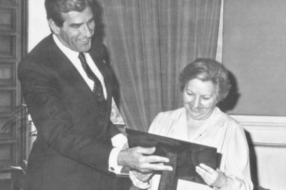 Recibiendo de Fernando Suárez el título de Leonesa del Año en 1989.