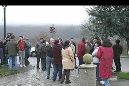 Un grupo de hombres y mujeres afines al alcalde hacía guardia cerca del ayuntamiento apaciguando la tensión y el frío con paseos circulares.