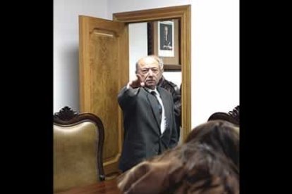 Jesús Ares Vázquez  accedió a la sala de plenos lanzando gritos contra los reporteros gráficos: 'Fóra cámaras'