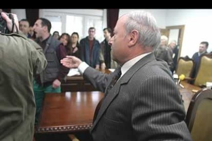 El alcalde ordenó expulsar del pleno a los periodistas.