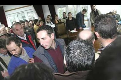 Alentados por el regidor, algunos vecinos se enfrentaron a los periodistas.