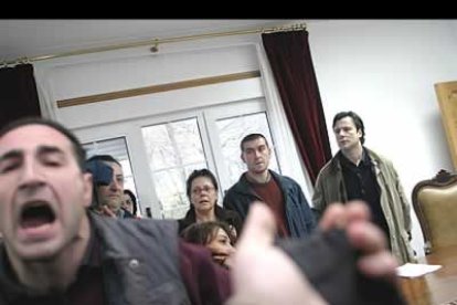 Varios hombres empujaron con fuerza a los reporteros gráficos mientras proferían todo tipo de insultos y se erigían en muralla humana a las puertas del salón de plenos.