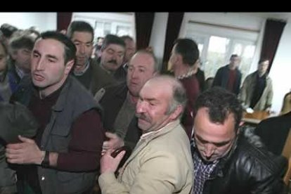 El alcalde se negó a poner orden y el grupo de vecinos impidió que las cámaras pudieran cubrir el acto.