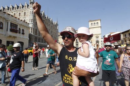 Llegada de los Mineros a León durante la III Marcha Minera. JESÚS F SALVADORES