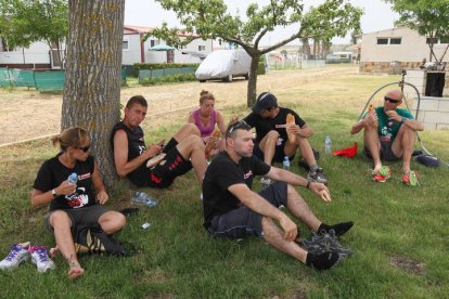 Mineros comiendo durante la III Marcha Minera. NOBERTO