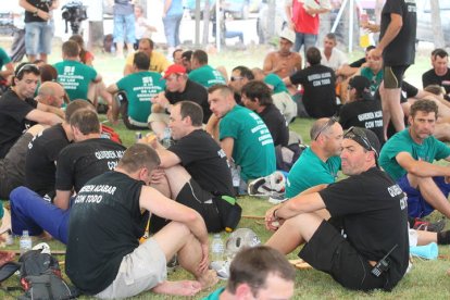Mineros comiendo y descansando durante la III Marcha Minera.  NOBERTO