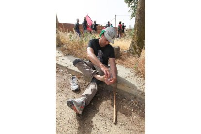 Minero limpiándose una herida durante la III Marcha Minera. NOBERTO