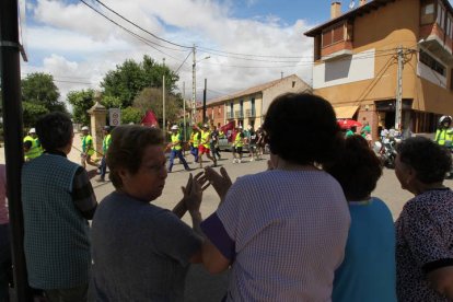 Señoras aplaudiendo a los mineros durante la III Marcha Minera. NOBERTO