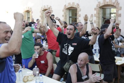 Mineros viendo la Eurocopa durante la  III Marcha Minera. REDACCIÓN