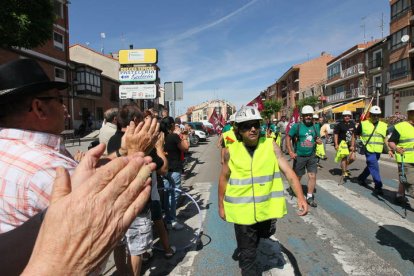 Gente aplaudiendo a los mineros durante la III Marcha Minera. NOBERTO