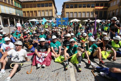Mineros sentados durante la III Marcha Minera. NOBERTO