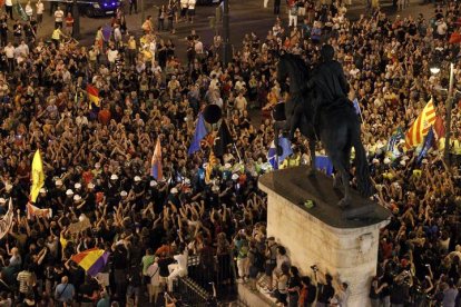 Miles de personas acompañan a los mineros de la Marcha Minera a su llegada a la Puerta del Sol. EFE KOTE RODRIGO