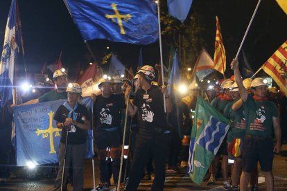 Mineros integrantes de la III Marcha Minera continúan su última etapa hasta la Puerta del Sol. VÍCTOR LERENA.