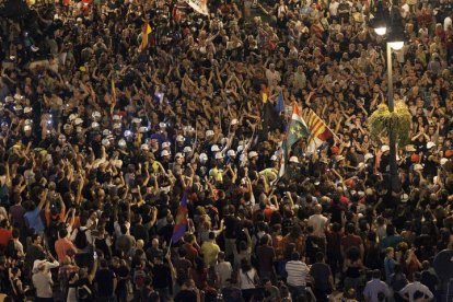Miles de personas acompañan a los mineros de la III Marcha Minera a su llegada a la Puerta del Sol. EFE KOTE RODRIGO