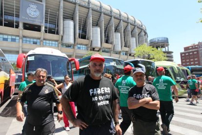 Mineros integrantes de la III Marcha Minera a en el Santiago Bernabeú. NOBERTO