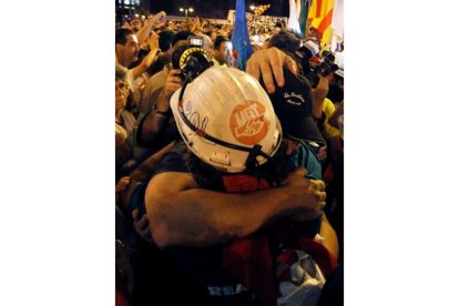 Los mineros se abrazan a la llegada de la III Marcha Minera a la puerta del sol. VÍCTOR LERENA